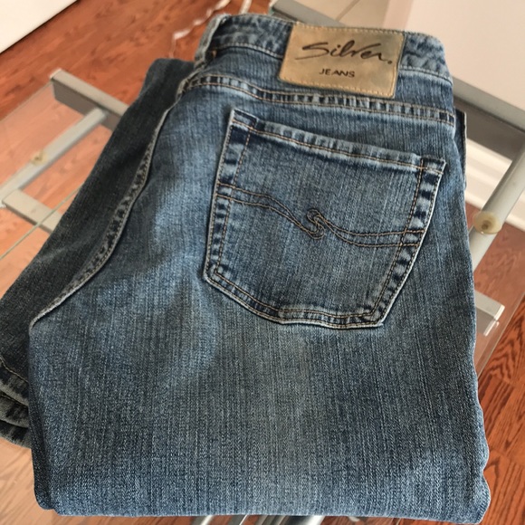 Silver jeans. Low rise with a fan detail on legs. Great stretch fabric. - Picture 6 of 15